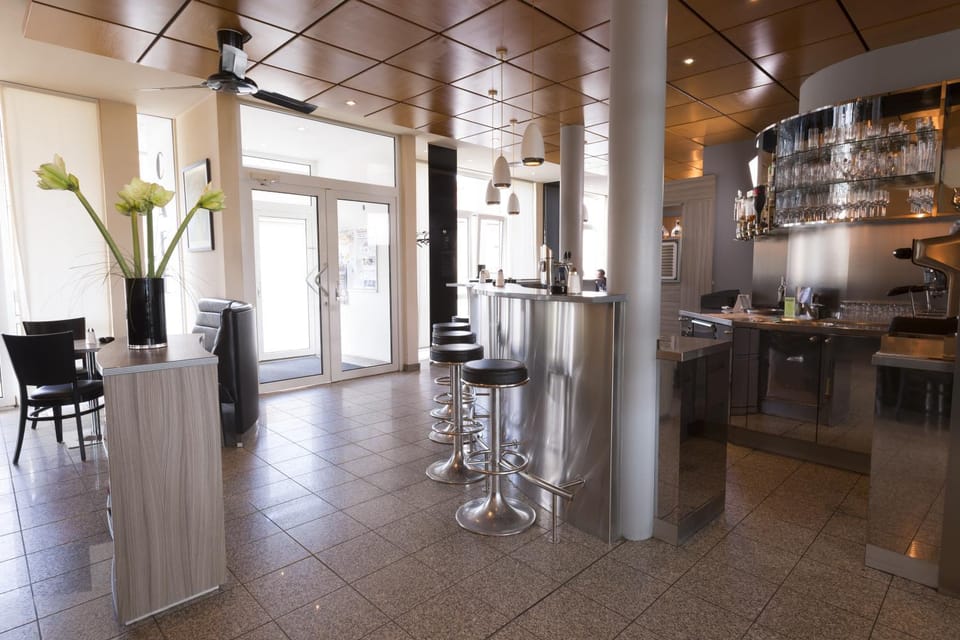 Day, Lounge or bar