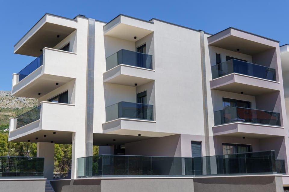 Property building, Facade/entrance, View (from property/room), Balcony/Terrace, Balcony/Terrace, City view, City view, Garden view, Landmark view, Mountain view, Sea view, Quiet street view, Inner courtyard view