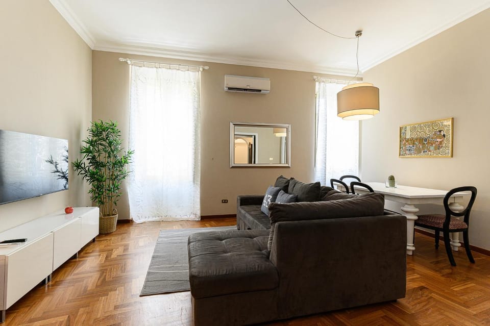 TV and multimedia, Living room, Seating area, Dining area, air conditioner