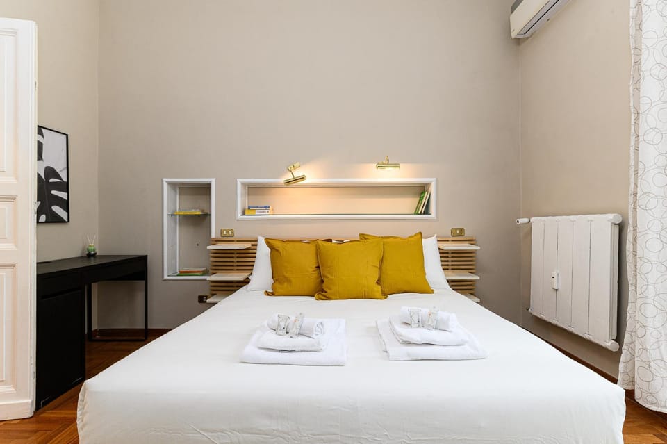 Bed, Bedroom, towels