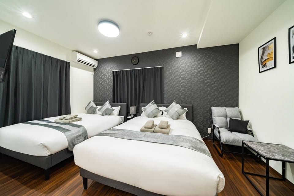Bed, Bedroom, towels