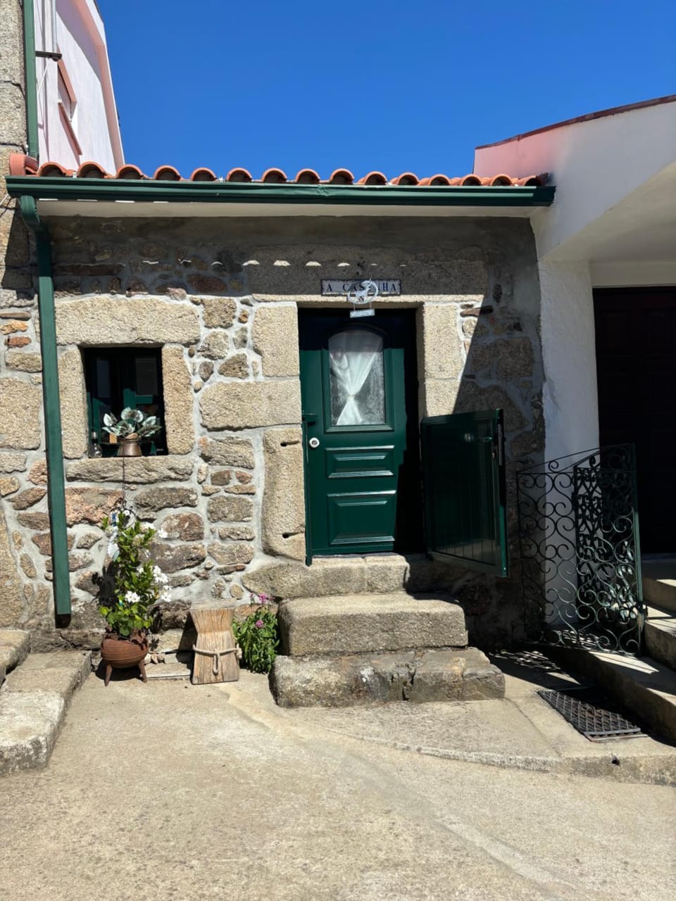 Property building, Facade/entrance, Day