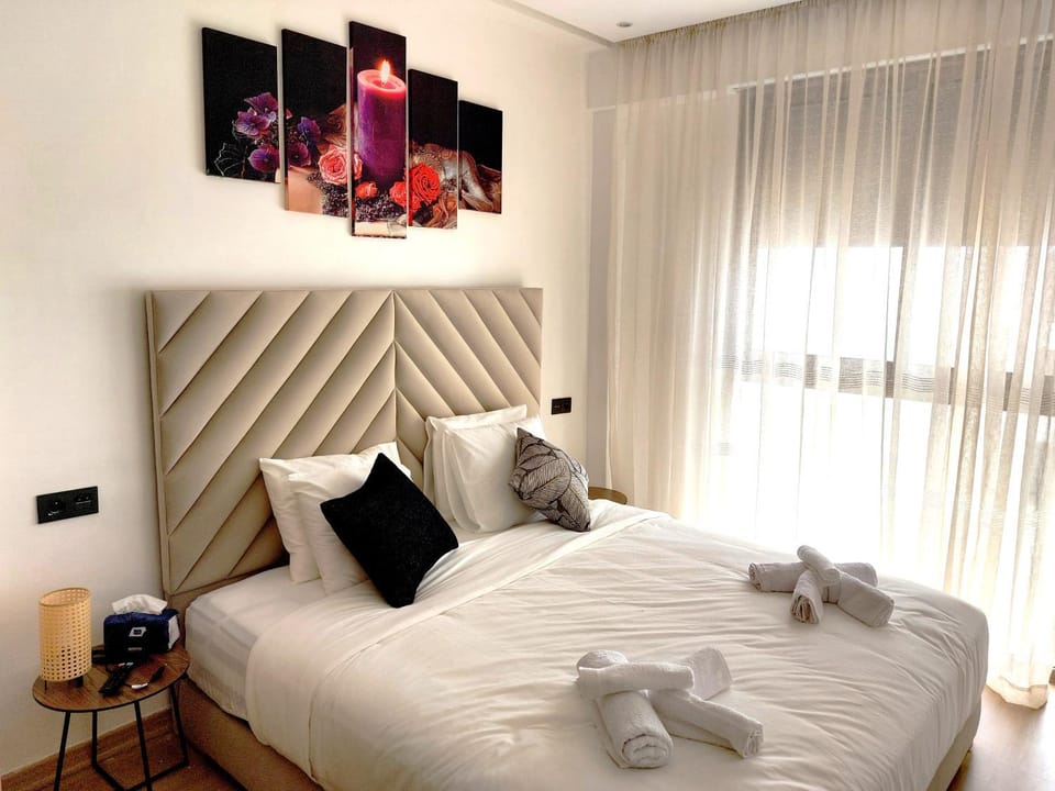 Bed, Photo of the whole room, Bedroom, towels
