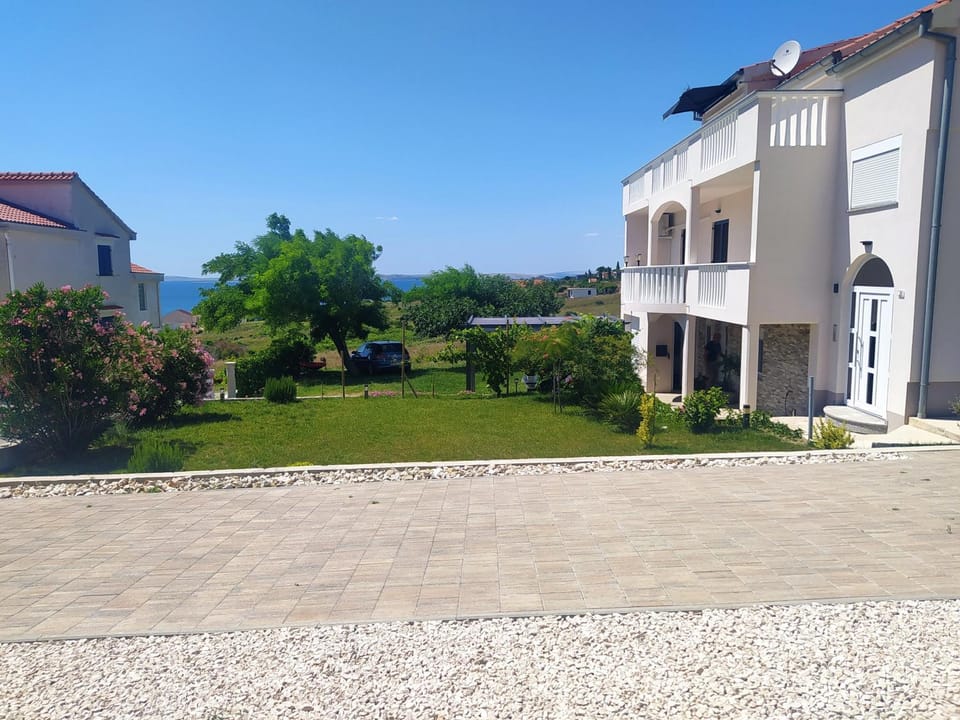 Property building, Day, Natural landscape, Garden, Sea view