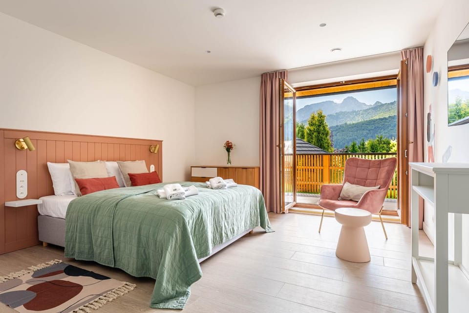 Bed, Balcony/Terrace, Photo of the whole room, Bedroom, Mountain view