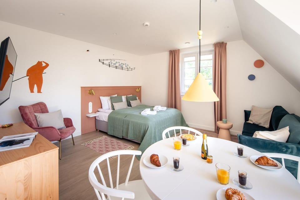 Bed, TV and multimedia, Living room, Photo of the whole room, Seating area, Dining area, Bedroom