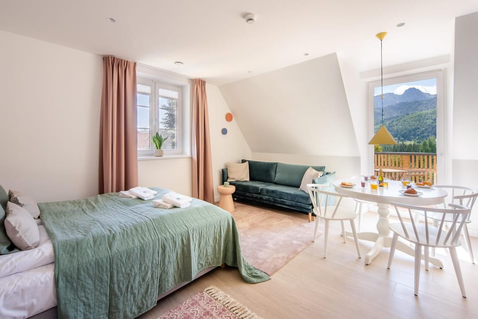 Bed, Balcony/Terrace, Living room, Photo of the whole room, Seating area, Dining area, Bedroom, Mountain view