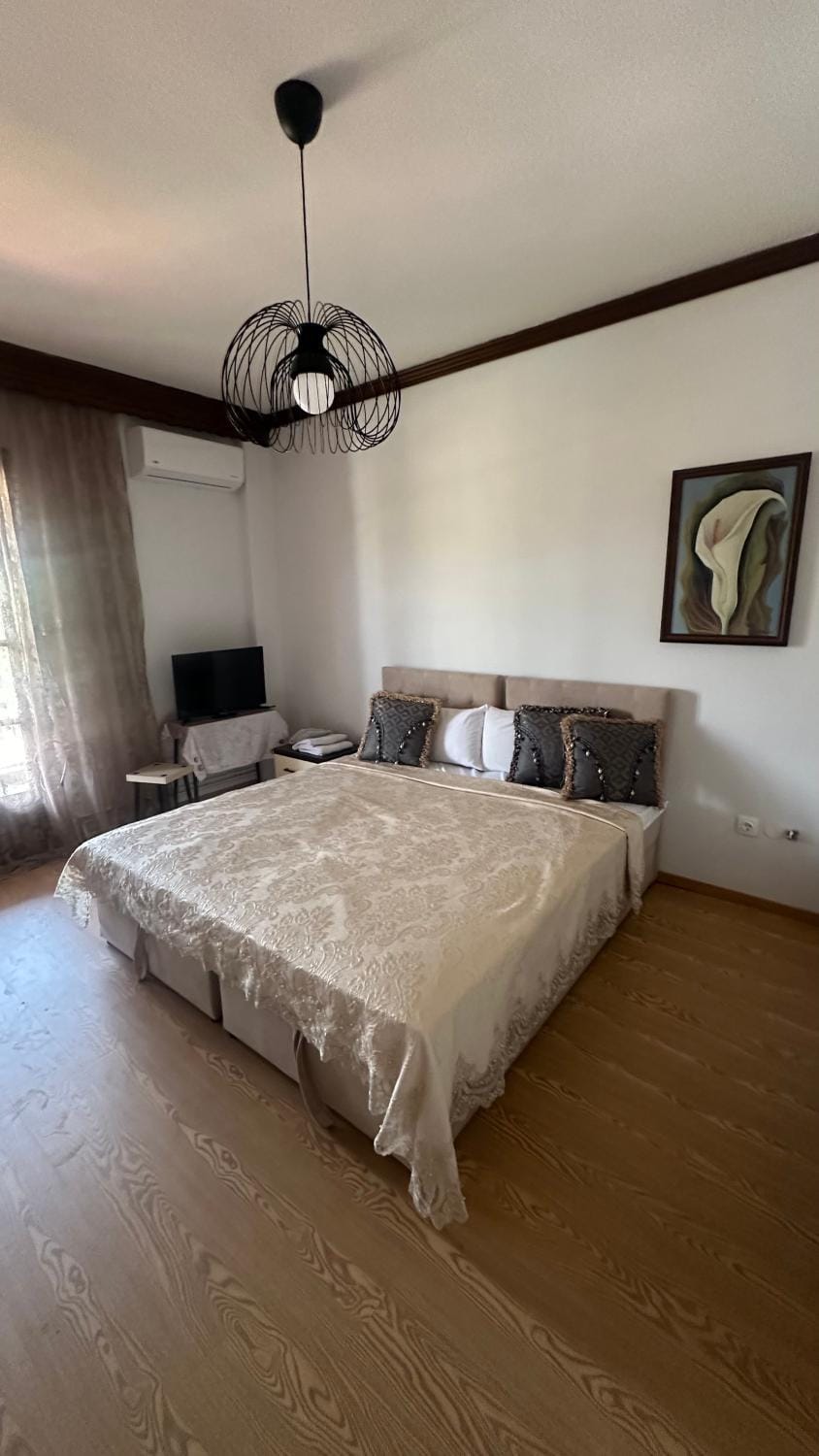 Bed, TV and multimedia, Photo of the whole room