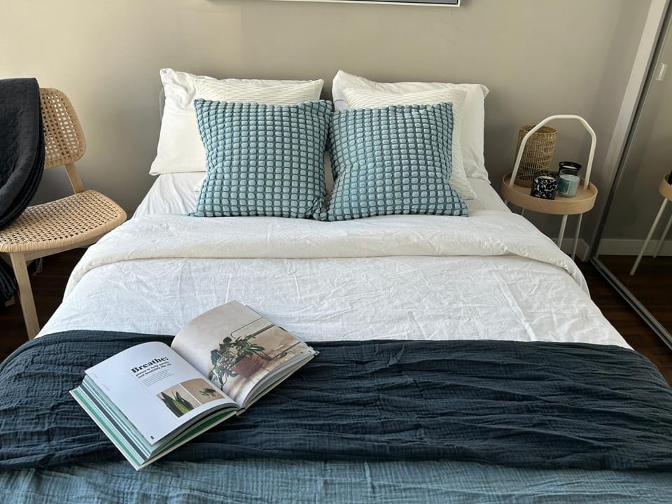 Modern spacious Apt plus Solarium and Den in Downtown Vancouver with Parking and Pool Apartment in Vancouver