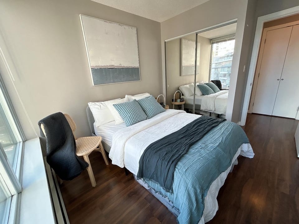 Modern spacious Apt plus Solarium and Den in Downtown Vancouver with Parking and Pool Apartment in Vancouver