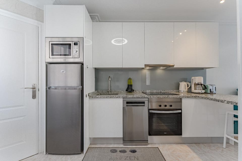 Coffee/tea facilities, Kitchen or kitchenette, dishwasher, oven, stove, toaster