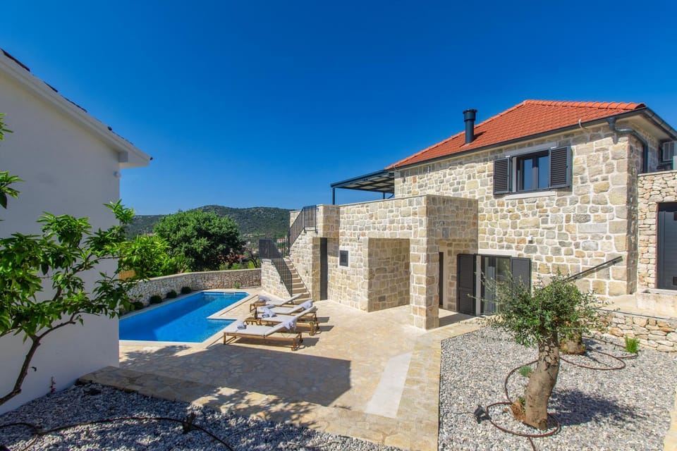 Property building, Garden, Pool view, Swimming pool, sunbed