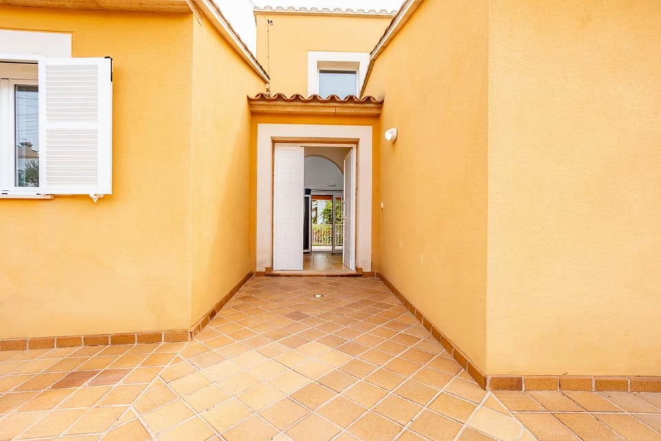 Property building, Facade/entrance, Off site