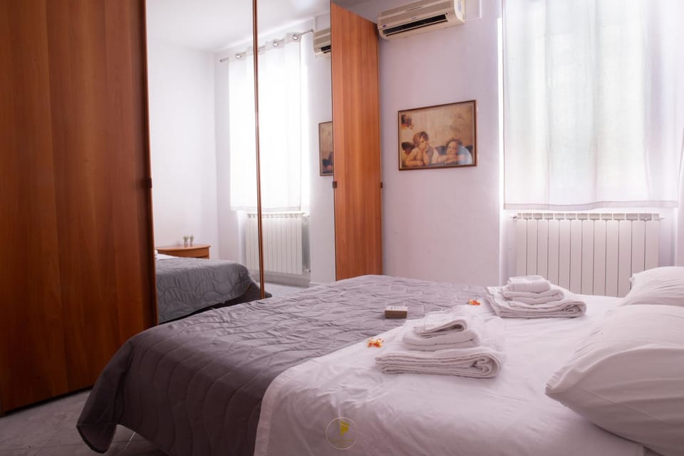 Photo of the whole room, Bedroom, internet, towels, air conditioner