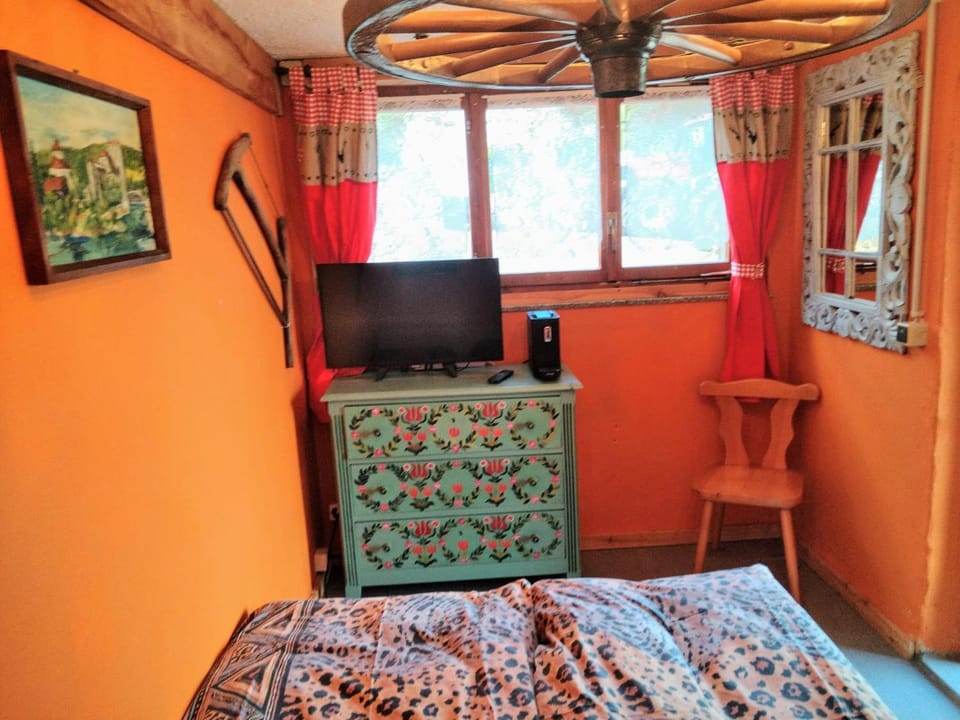 TV and multimedia, Photo of the whole room, Bedroom