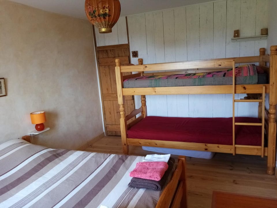 Bed, Photo of the whole room, bunk bed, towels