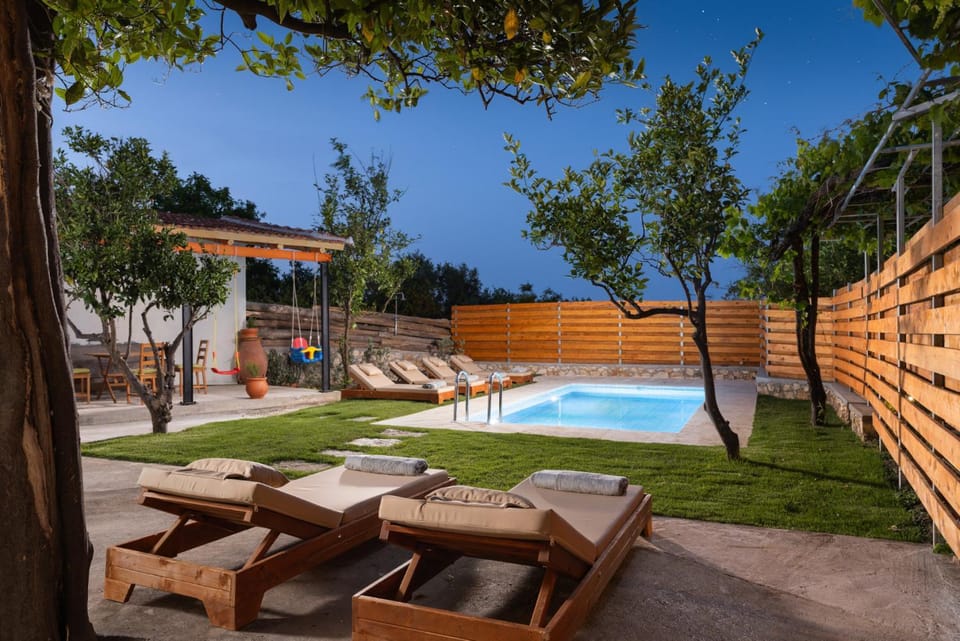 Bed, Night, Living room, Swimming pool, Breakfast, Family