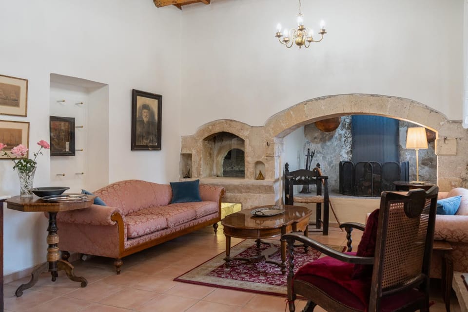 Bed, Living room, Swimming pool, Family