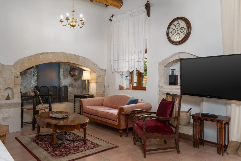Bed, Night, Living room, Swimming pool, Breakfast, Family