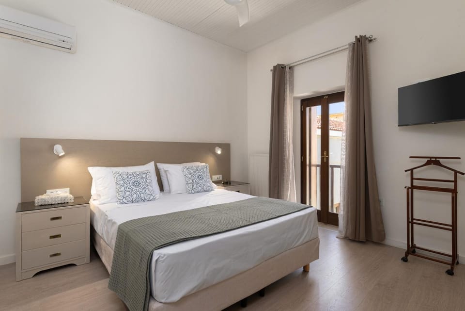 Bed, Swimming pool
