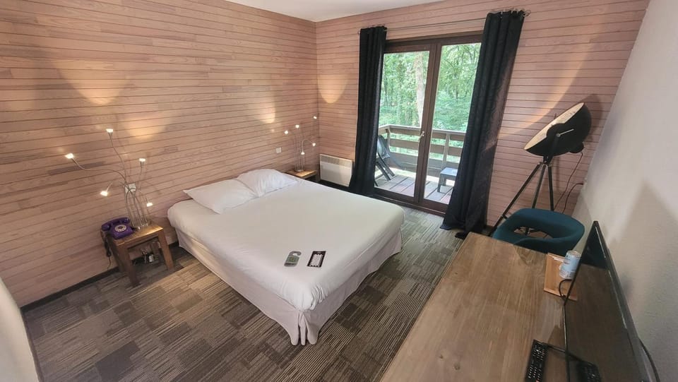 Bed, TV and multimedia, Photo of the whole room, Bedroom