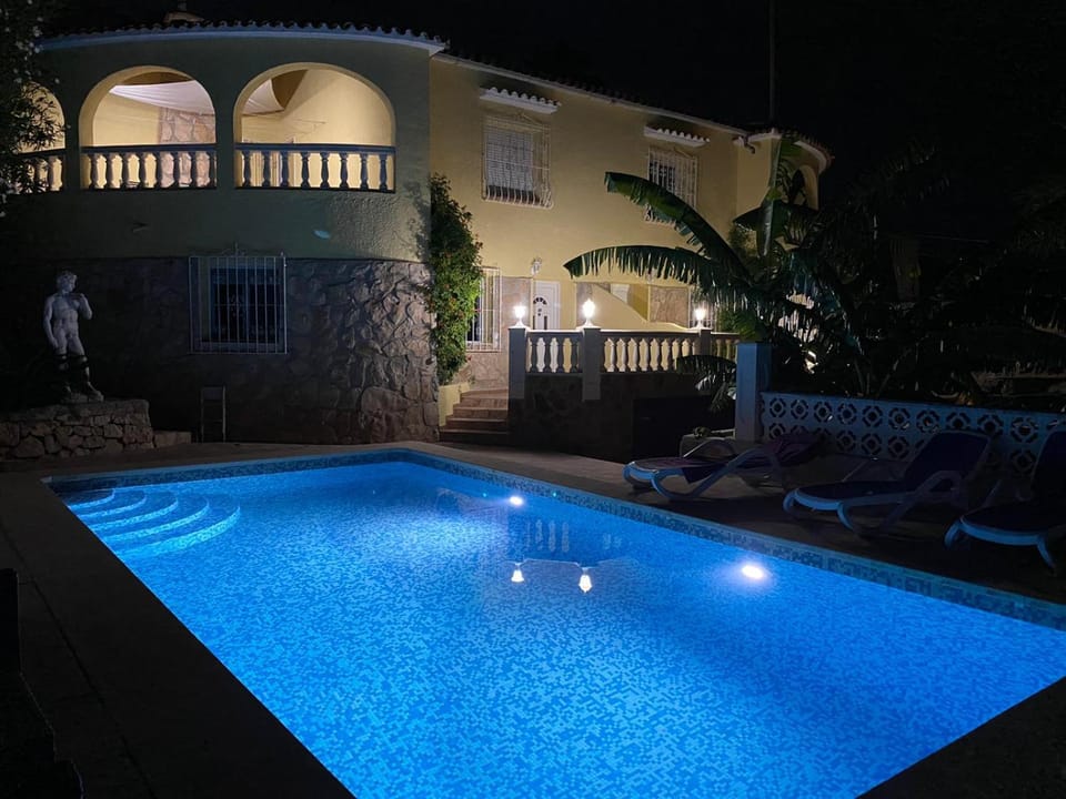 Property building, Garden, Balcony/Terrace, Swimming pool, Swimming pool