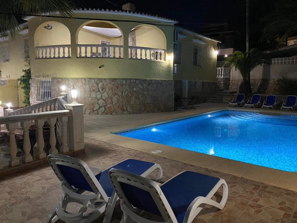 Property building, Garden, Swimming pool