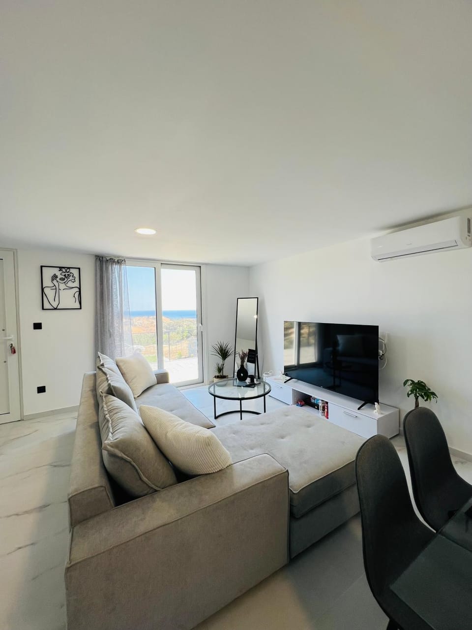 TV and multimedia, Living room, Photo of the whole room, Seating area