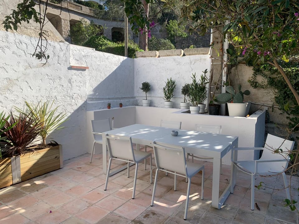 55m2 Charmante maison mitoyenne, jardin, parking House in Cannes