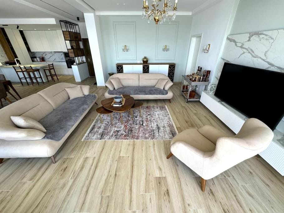 TV and multimedia, Living room, Seating area, Evening entertainment