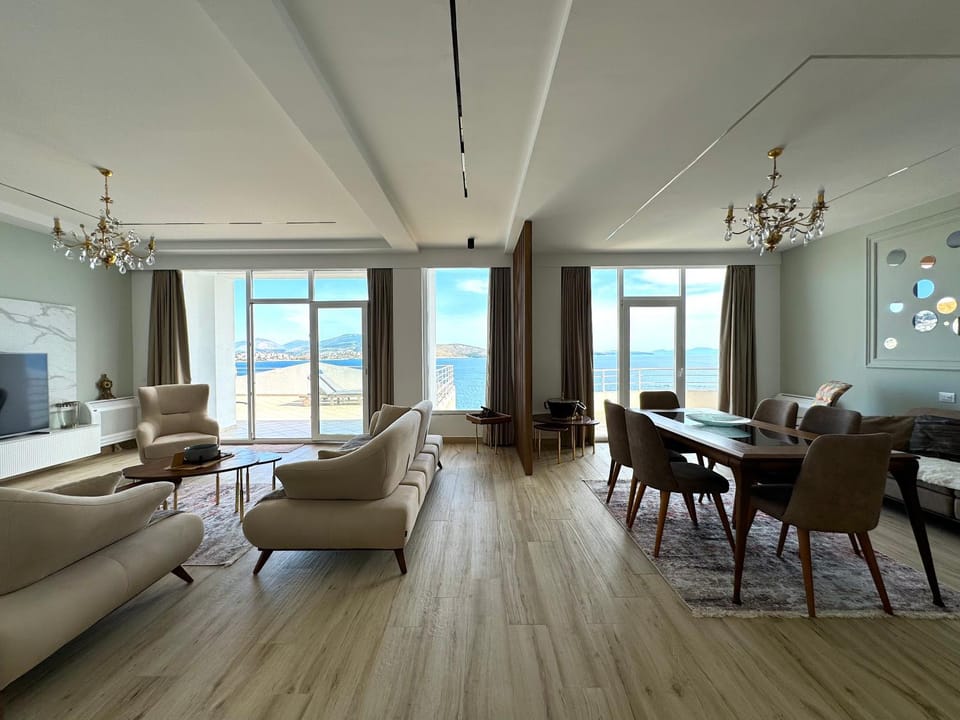 Natural landscape, TV and multimedia, Living room, Seating area, Dining area, Evening entertainment