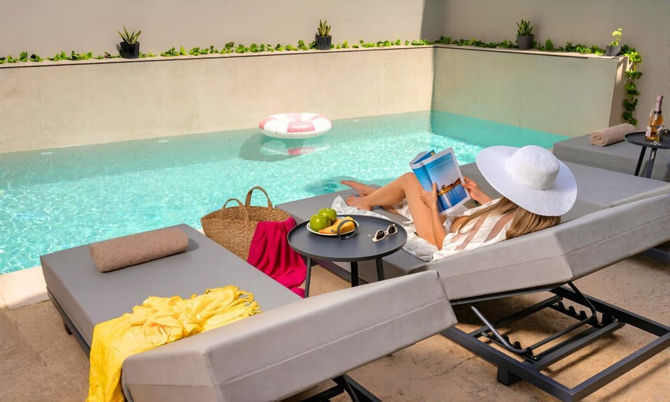 Pool view, Swimming pool, sunbed, towels