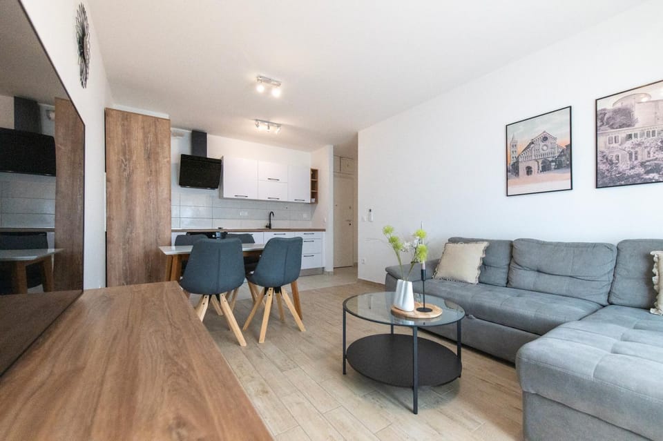 TV and multimedia, Kitchen or kitchenette, Living room, Seating area, Dining area, stove