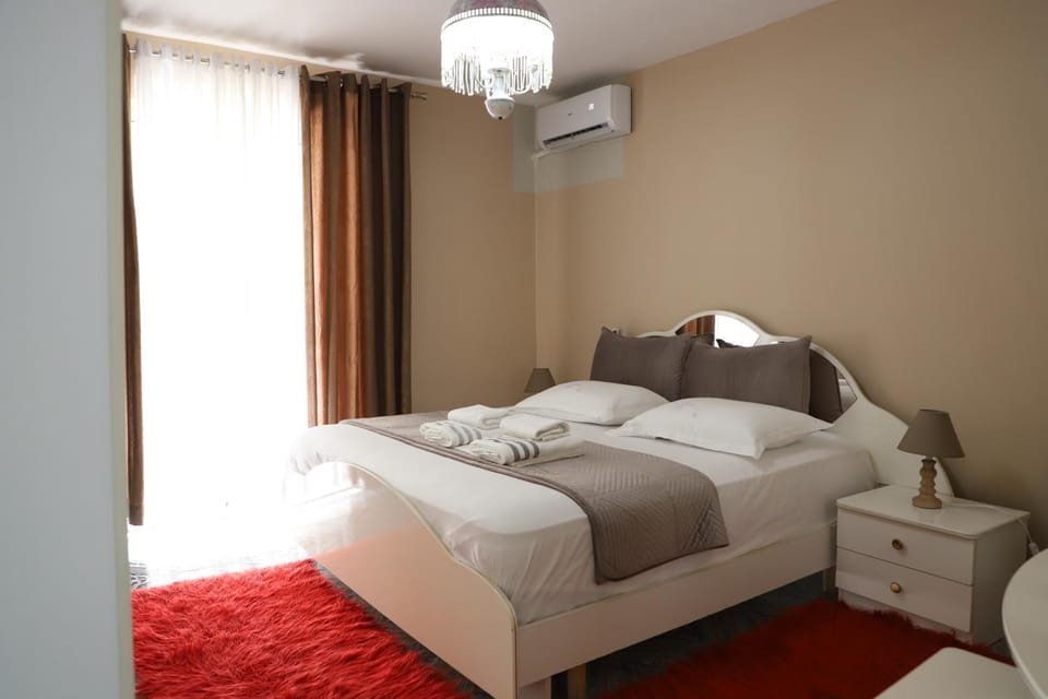 Bed, Photo of the whole room, towels, air conditioner