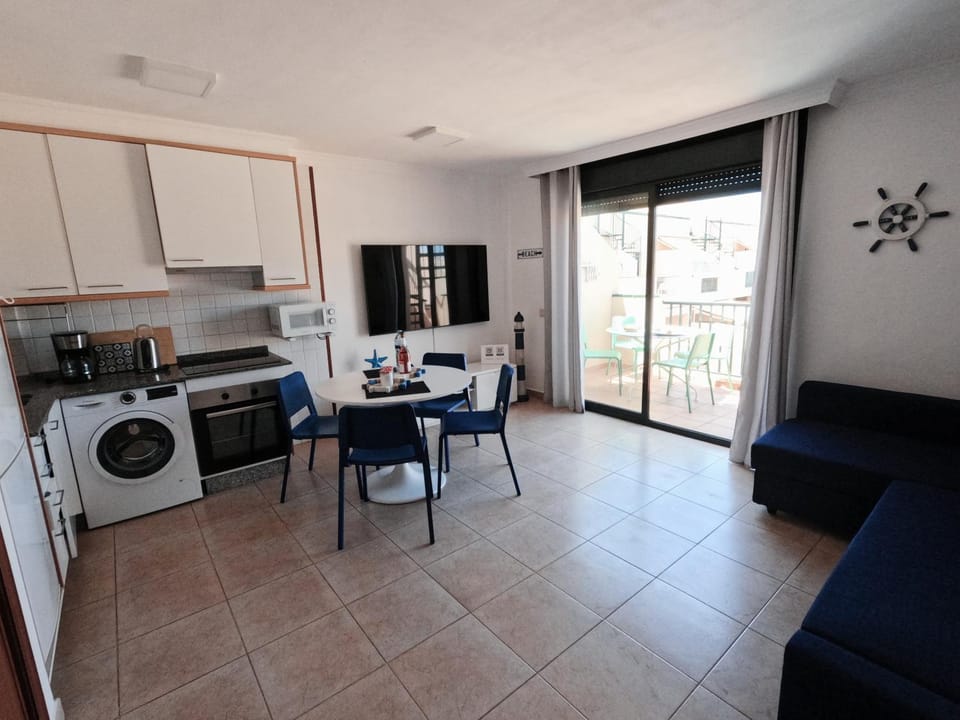 Communal lounge/ TV room, TV and multimedia, Kitchen or kitchenette, Living room, Seating area, Dining area, internet, microwave, oven, stove, toaster, washing machine