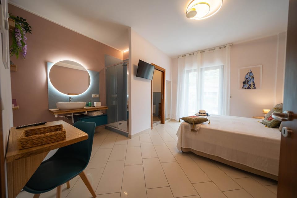 Shower, Bed, Bathroom, TV and multimedia, Photo of the whole room, Bedroom