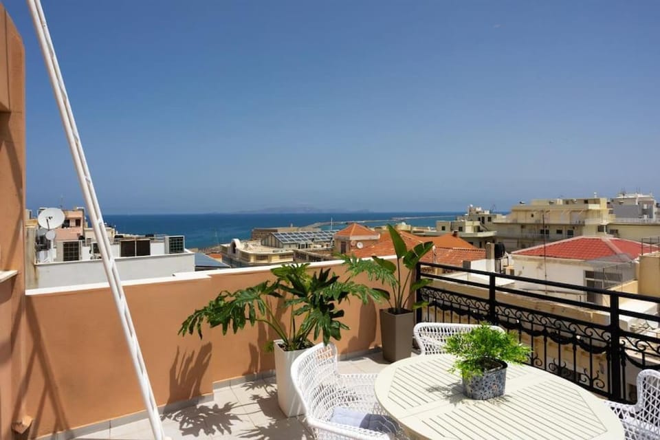Bright, Serene Penthouse in Town Center w Seaview Apartment in Heraklion