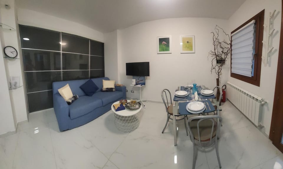 TV and multimedia, Living room, Seating area, Dining area