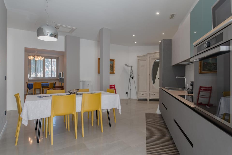 Kitchen or kitchenette, Dining area, stove