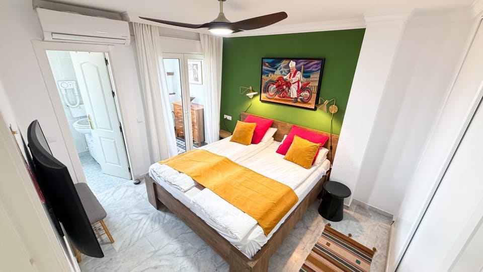 Bed, TV and multimedia, Bedroom, wardrobe