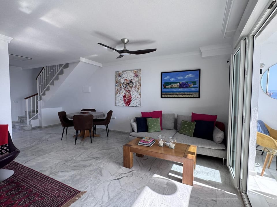 TV and multimedia, Living room, Seating area, Dining area