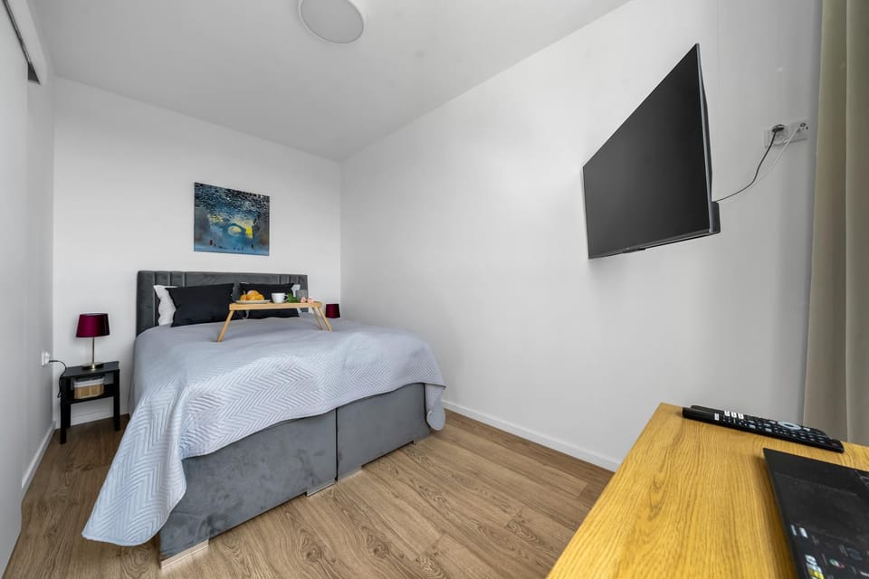 Bed, TV and multimedia, Photo of the whole room, Evening entertainment, Bedroom