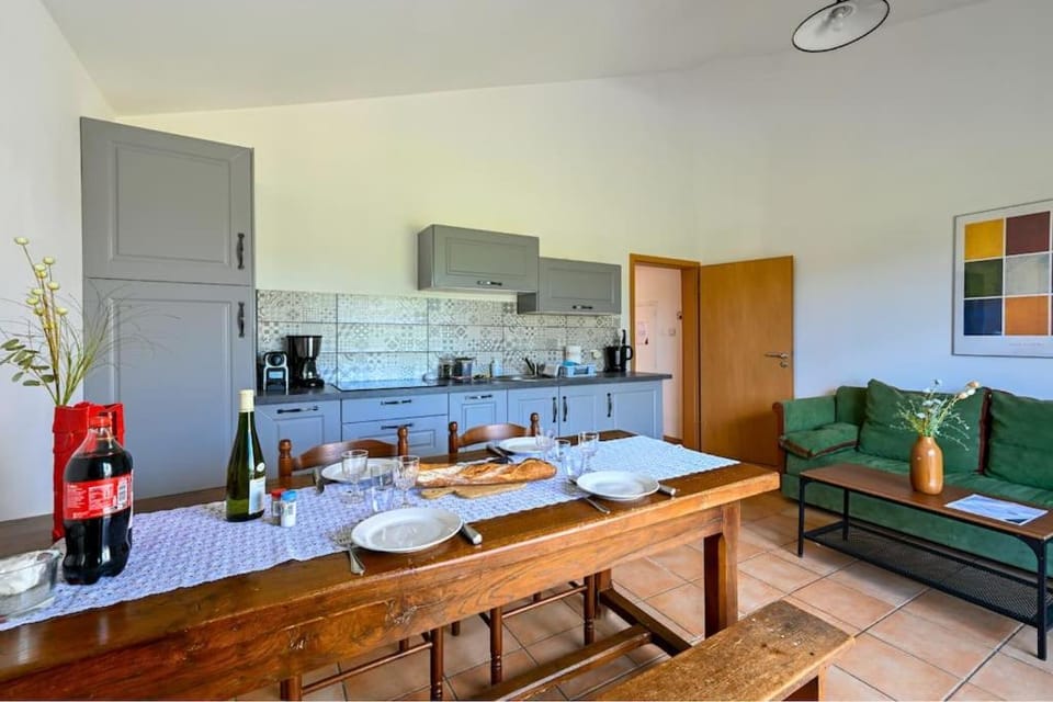 Coffee/tea facilities, Kitchen or kitchenette, Living room, Seating area, Dining area, microwave, stove