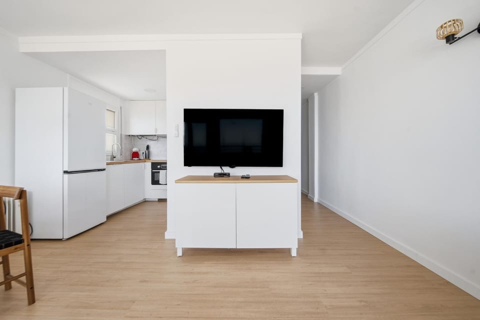 TV and multimedia, Kitchen or kitchenette, Living room, Dining area, oven