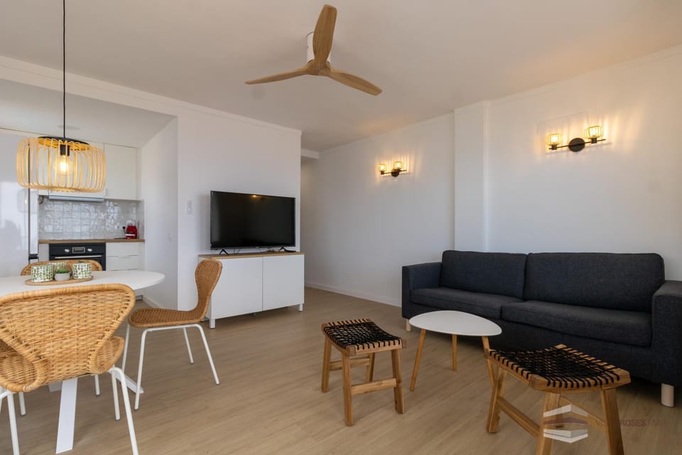 TV and multimedia, Kitchen or kitchenette, Living room, Seating area, Dining area