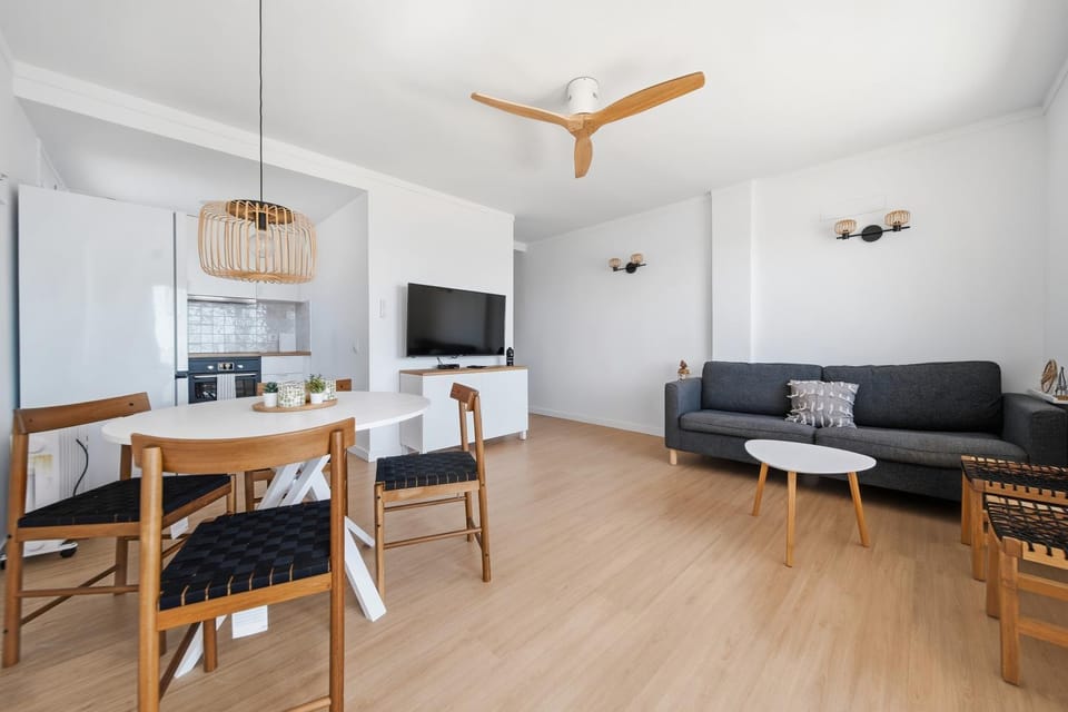 TV and multimedia, Kitchen or kitchenette, Living room, Seating area, Dining area