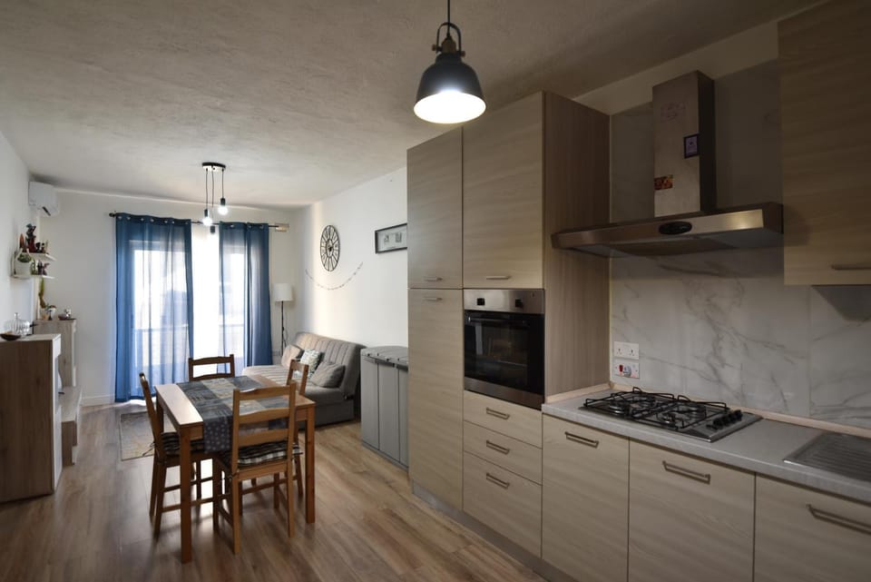 Kitchen or kitchenette, Dining area, oven, stove
