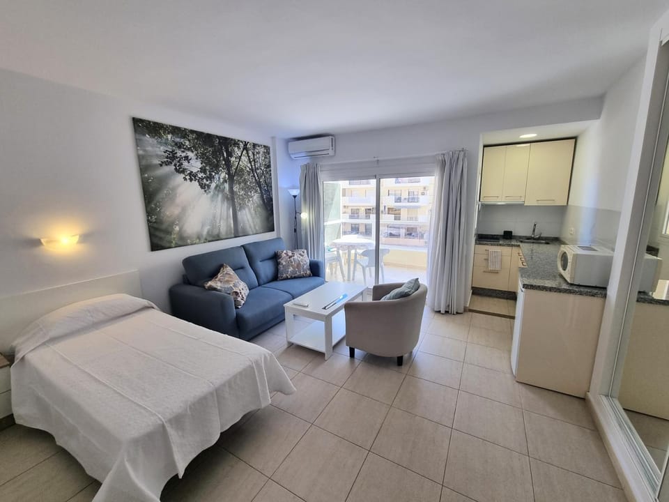 Bed, TV and multimedia, Kitchen or kitchenette, Living room, Photo of the whole room