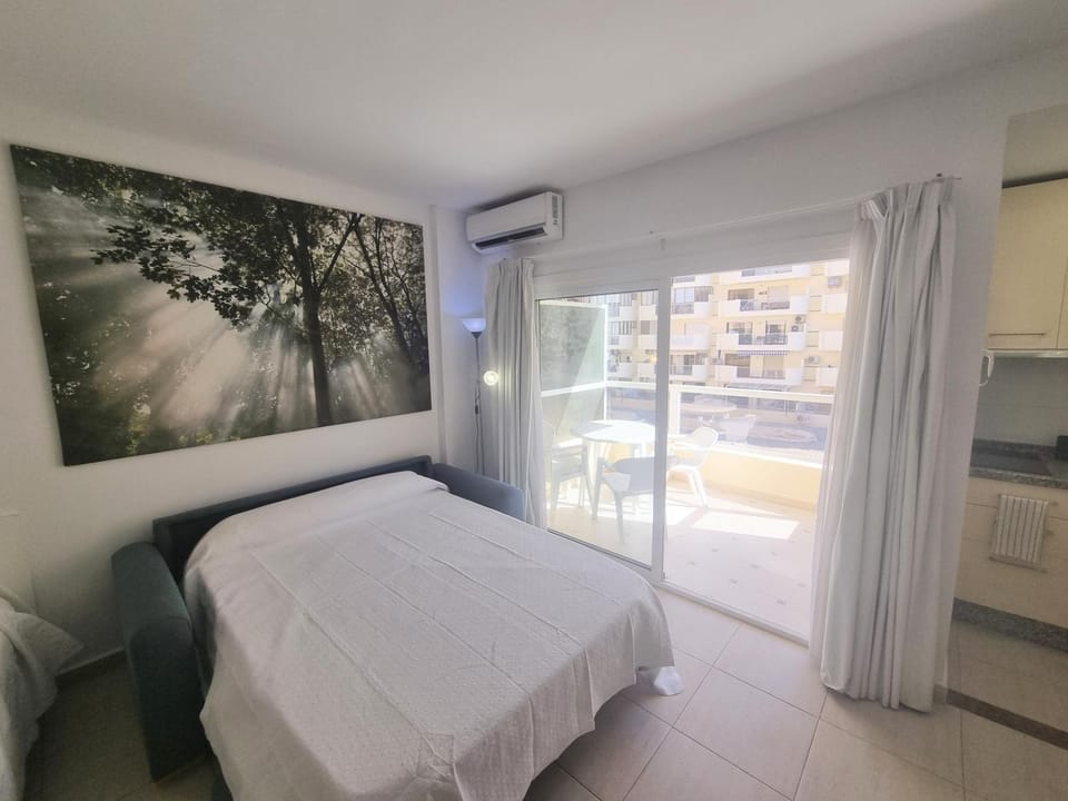 Bed, air conditioner