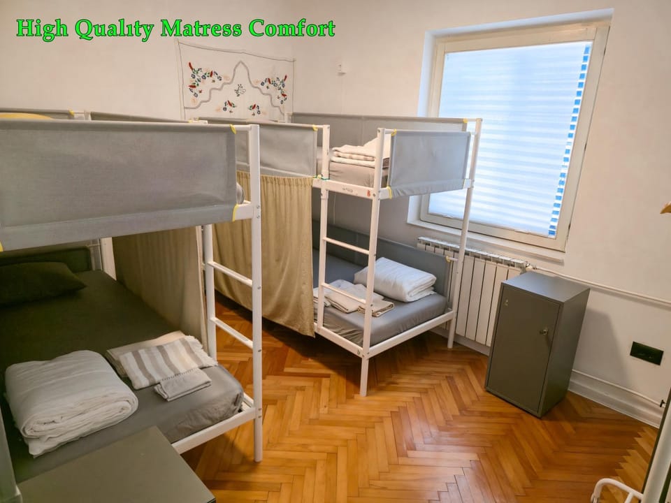 Photo of the whole room, Bedroom, bunk bed, locker, locker